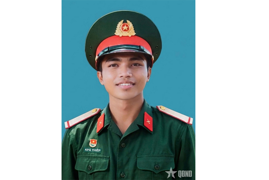 Hạ sĩ Kpă Thiêp dũng cảm cứu sống hai người dân